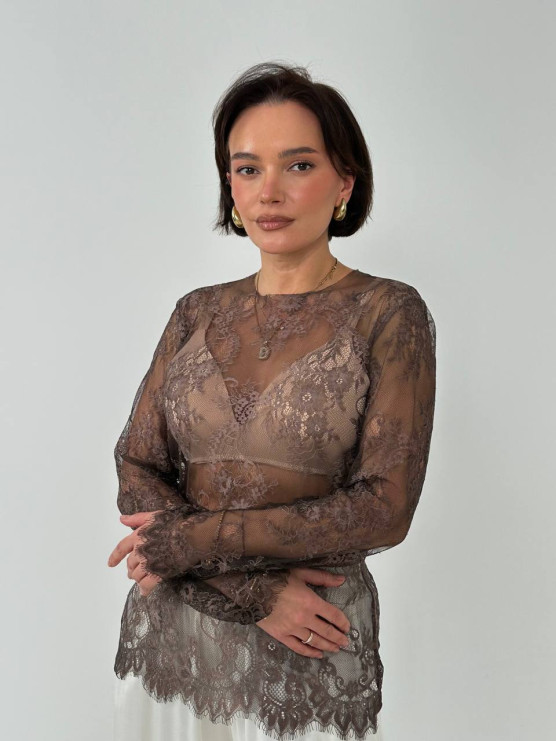 Blusa in pizzo trasparente