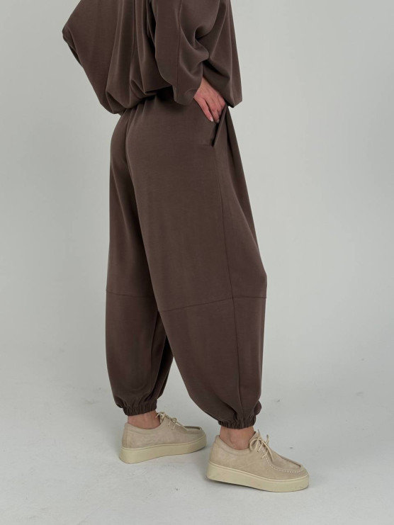 Pantaloni morbidi con fondo...