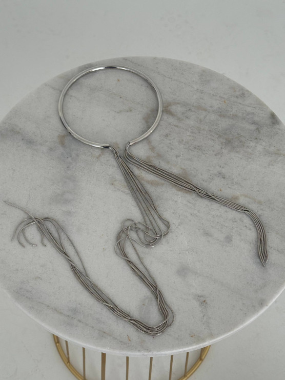 Collana circolare con fili pendenti
