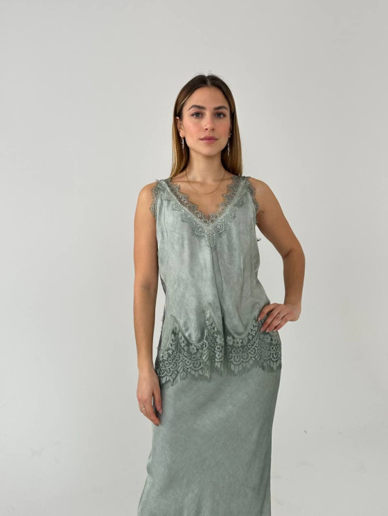 Viscose top with a soft and fluid fit