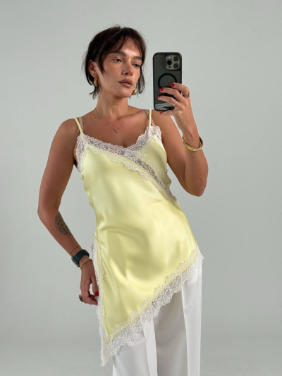 Top satinato con pizzo asimmetrico