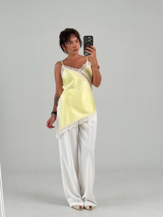 Top satinato con pizzo asimmetrico