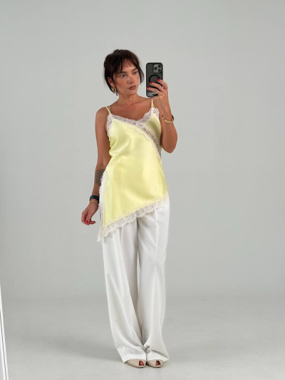 Top satinato con pizzo asimmetrico