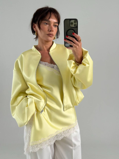 Top satinato con pizzo asimmetrico