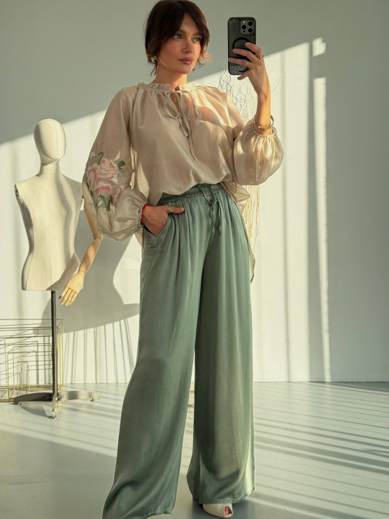Blusa morbida ricamata con maniche a...