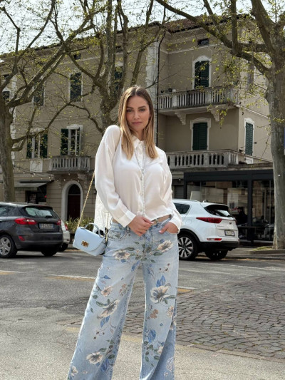 Jeans floreali a gamba ampia