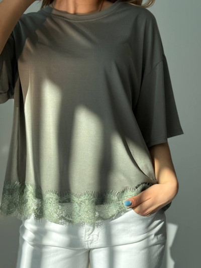 Soft lace hem t-shirt