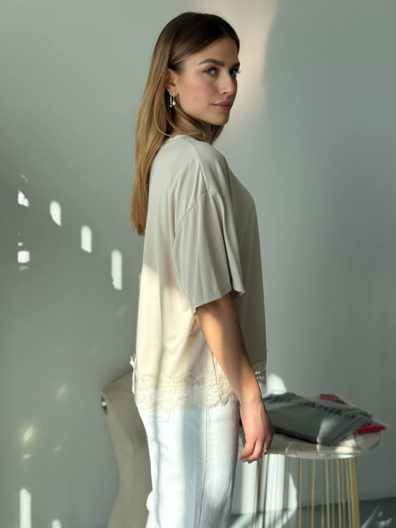 Soft lace hem t-shirt