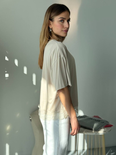 Soft lace hem t-shirt