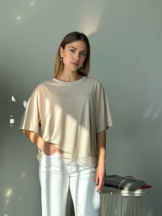 T-shirt morbida con pizzo