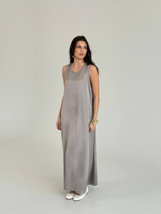 Sleeveless dress with side slits