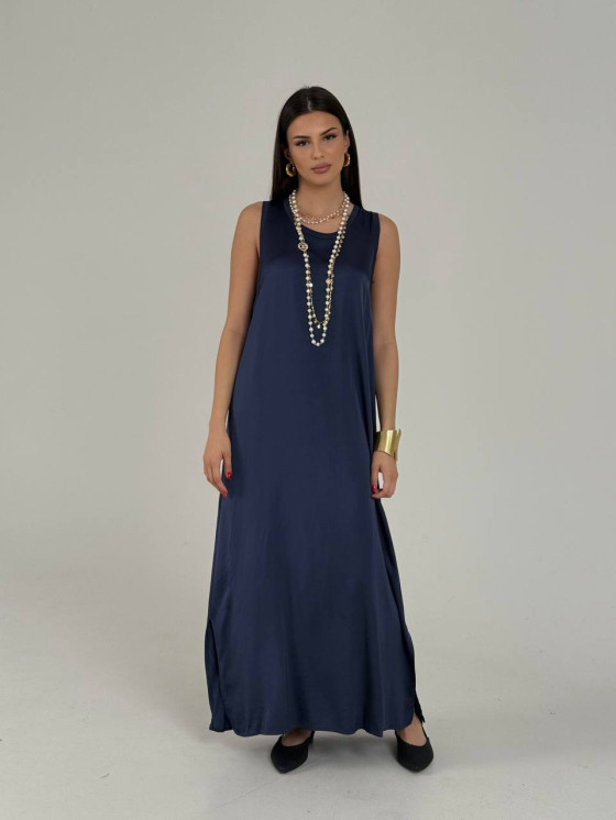Sleeveless dress with side slits