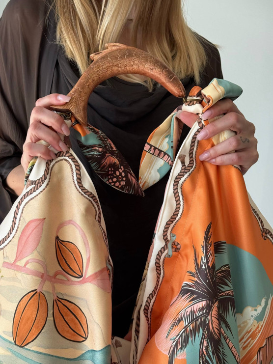 Borsa in raso con manico effetto legno