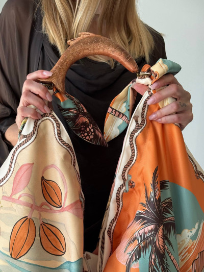 Borsa in raso con manico effetto legno
