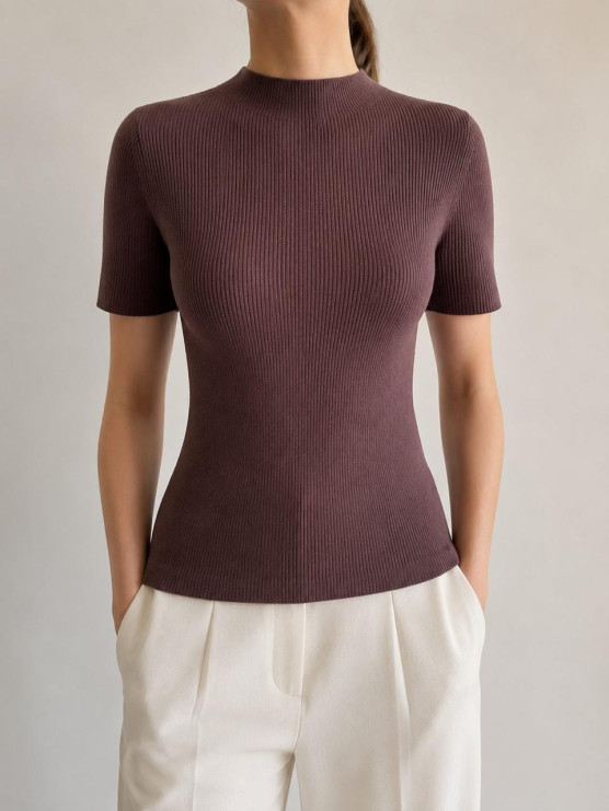 Maglia a coste con collo alto