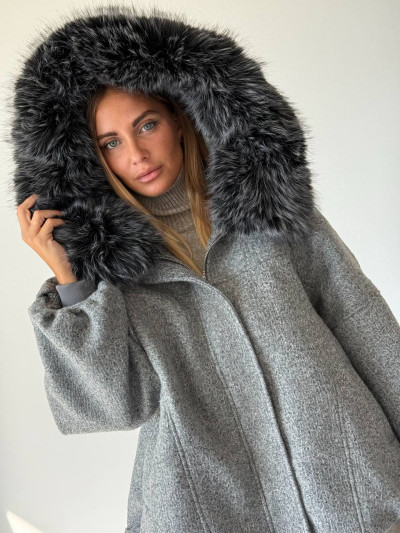 Giacca oversize con cappuccio in eco pelliccia