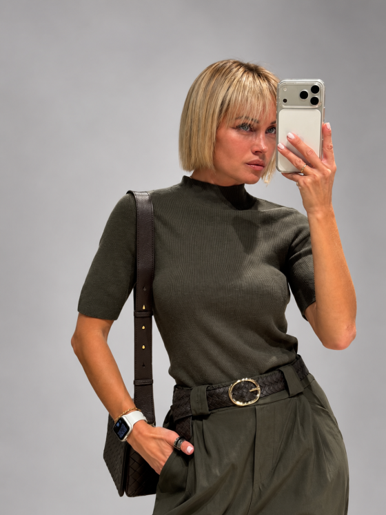 Maglia a coste con collo alto