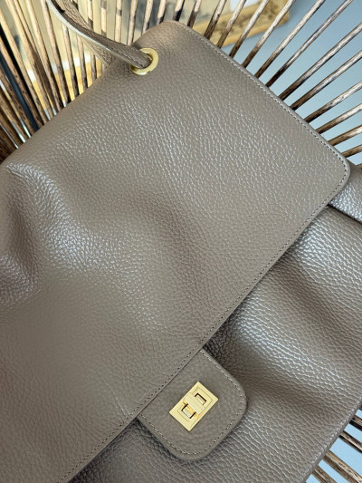 Borsa in vera pelle martellata con patta