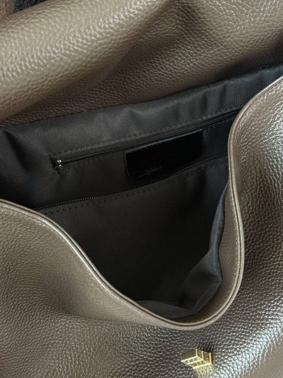 Borsa in vera pelle martellata con patta