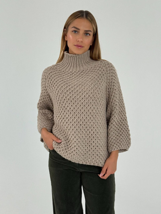 Pullover ampio in maglia lavorata con collo alto