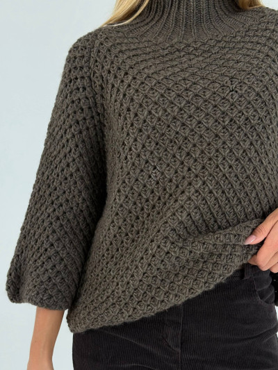 Pullover ampio in maglia lavorata con collo alto