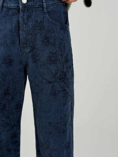 Jeans a gamba ampia con ricami floreali